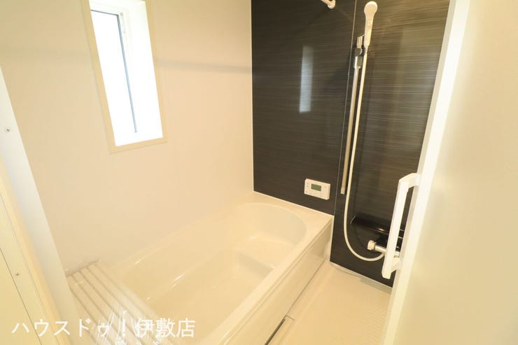 下伊敷２丁目 新築戸建 【浴室】
シックな雰囲気のくつろぎスペースの浴室。ゆったり足を伸ばして入浴でき、一日の疲れも癒されそうですね。