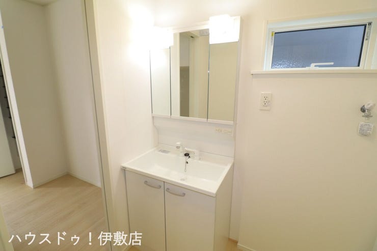 下伊敷２丁目 新築戸建 【洗面台】
白く清潔な洗面台は一日のはじまりのスイッチを入れるのにピッタリなスペース。