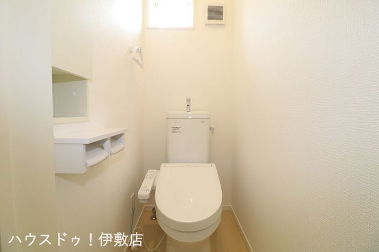 下伊敷２丁目 新築戸建 【1Fトイレ】
ウォシュレット機能付きトイレです！
タオルリングやペーパーホルダー、収納棚も完備です！