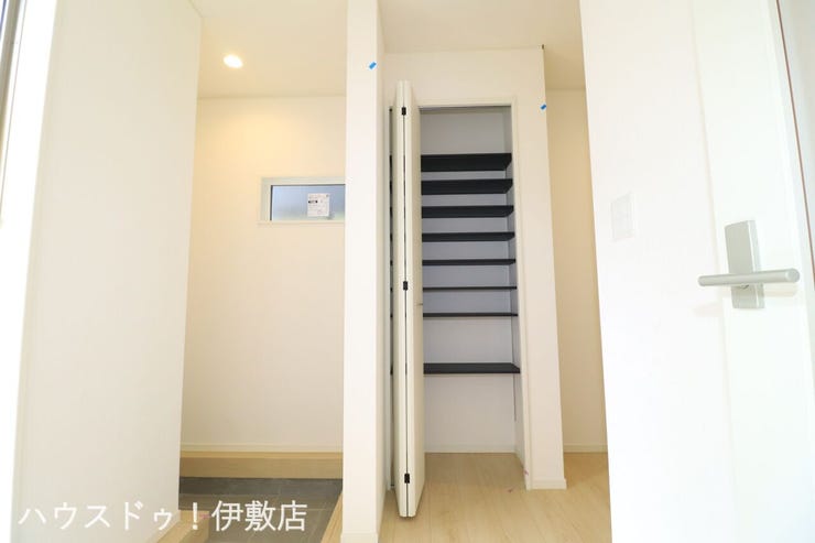 下伊敷２丁目 新築戸建 【玄関】
玄関にはシューズクロークと玄関収納付！収納が多いのはうれしいですね！