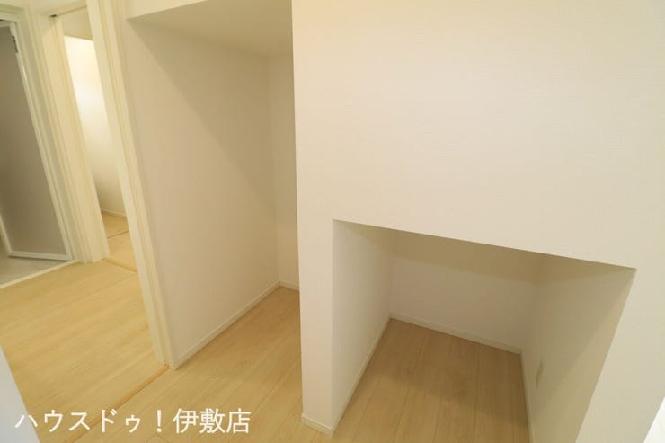 下伊敷２丁目 新築戸建 【階段下収納】
玄関と洗面所の間にある収納。室内で使うものや外で使用するものなど、両方を収納可能です