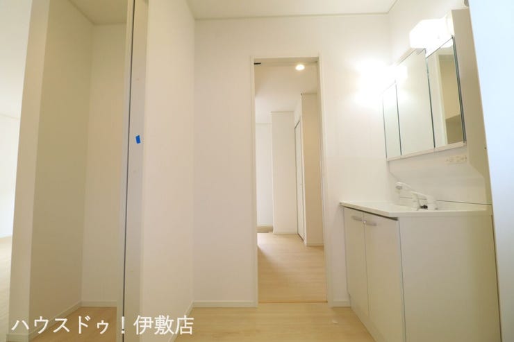 下伊敷２丁目 新築戸建 【洗面所】
玄関側とキッチン側の2方向に出入口で、家事がしやすい導線