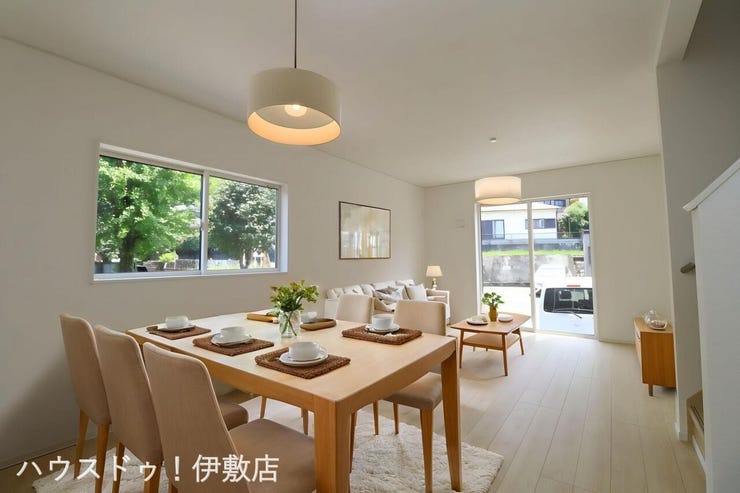 下伊敷２丁目 新築戸建 【リビング】
東側と南側に窓があり、自然光が入りやすいリビング。家族とくつろぎの空間