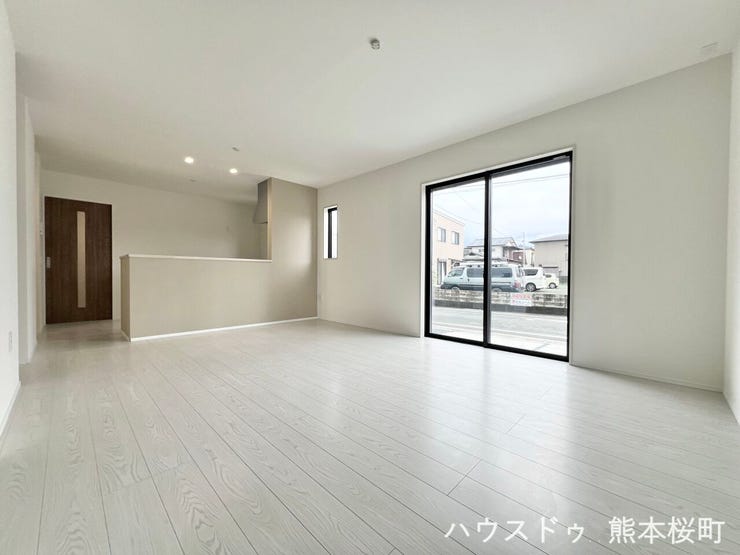 ■安らぎと笑顔の中心地■陽光が優しく降り注ぎ、会話が自然と弾む。ここでは、毎日が特別な時間へと変わります。