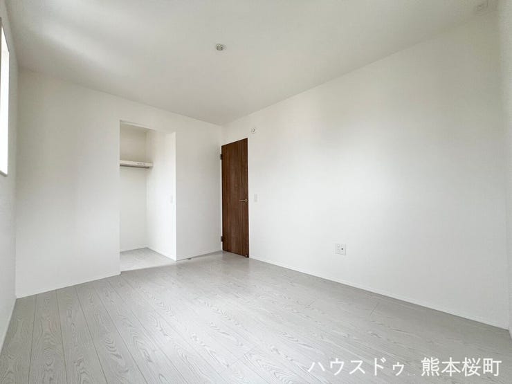 ■2階6帖洋室■寝室、書斎、趣味の部屋。家族の成長やライフスタイルに合わせ、様々な使い方ができる快適な空間です。