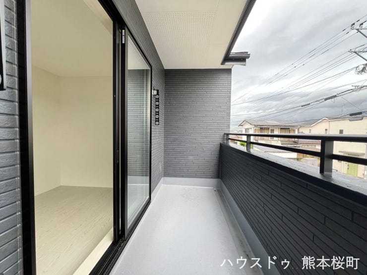■空の下の開放的な特等席■日光浴や読書、外の空気を感じながらリフレッシュ。暮らしを豊かにする、もう一つの心地よい空間です。