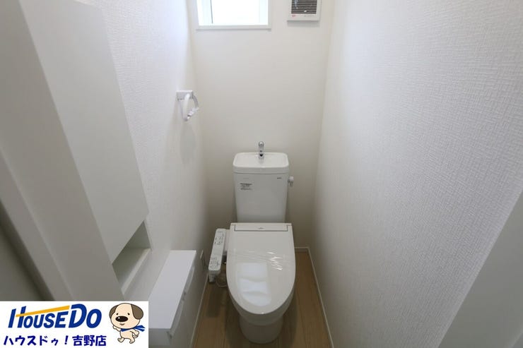 1階トイレ。温水洗浄便座付きのトイレは快適で、いつも清潔に保たれます。