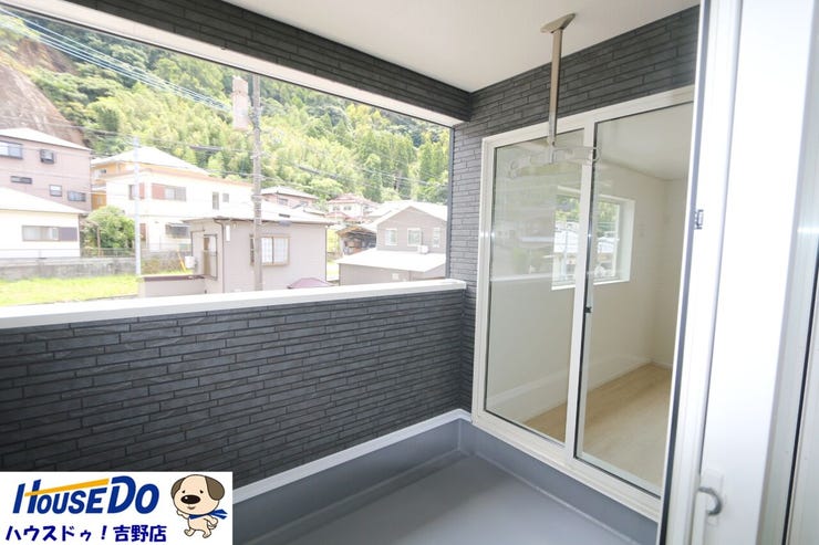 南向きインナーバルコニー。屋根があるので、多少の雨も安心です。