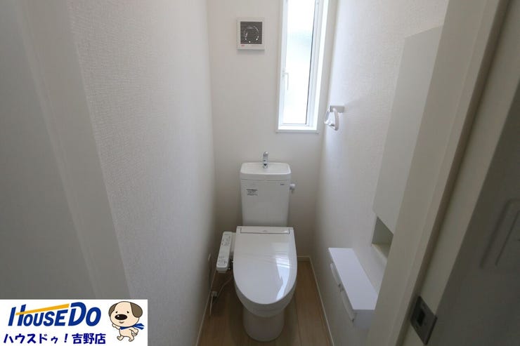 2階トイレ。温水洗浄便座付きのトイレは快適で、いつも清潔に保たれます。