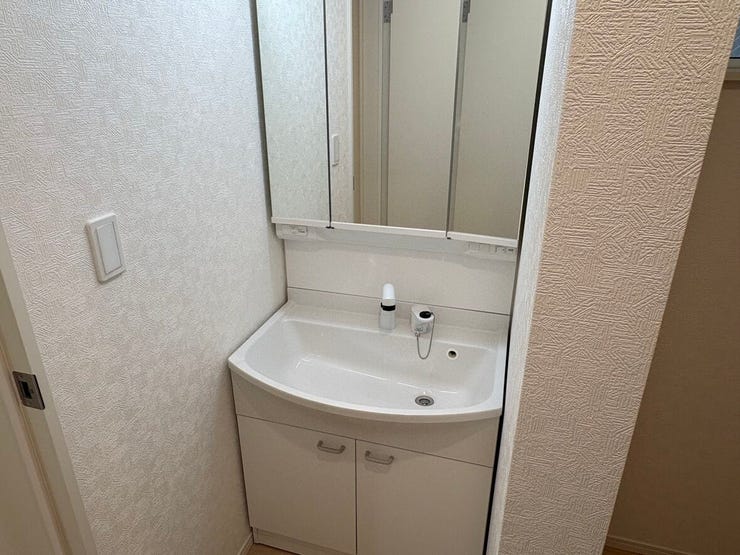 三面鏡の裏に小物を隠して収納できる、シャワー付きの洗面化粧台。洗面ボウルが深く設計されているため、朝の身支度や手洗い洗濯も快適です。白を基調とした爽やかな空間が、毎朝を心地よくスタートさせます。