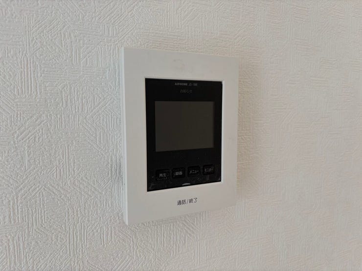 来客の顔を室内からしっかり確認できる、安心のモニター付きインターホン。ボタン操作がシンプルで、お子様のお留守番時や家事の手を止められない際にも重宝します。日々の暮らしにそっと安心を添える設備です。