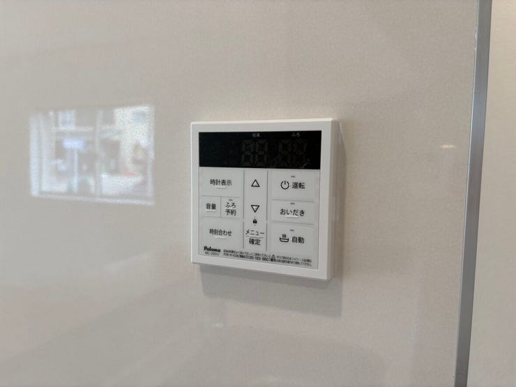 お風呂の湯沸かしや追い焚きがワンタッチで操作できる、便利な給湯リモコン。温度調節が簡単にできるため、ご家族好みの湯加減へスムーズに整えられます。冬場の寒い時期でも、快適なバスタイムを過ごせそうです。