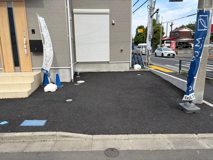 歩道が整備された前面道路に面し、スムーズに出し入れができるカースペース。玄関アプローチへもフラットに繋がるため、重いお買い物袋の持ち運びも快適です。毎日の送り迎えやお出かけが軽やかになります。