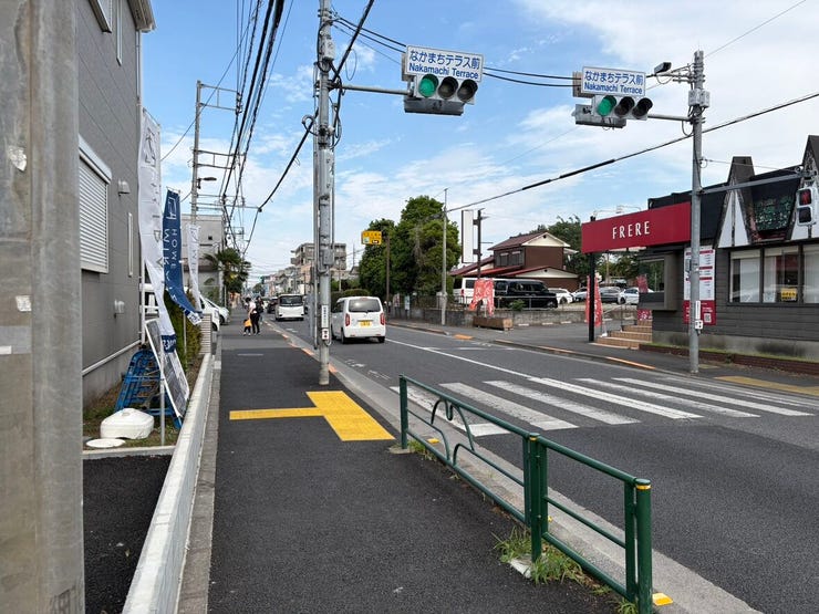 歩道がしっかりと整備され、小さなお子様とのお出かけも安心な前面道路。見通しがよく平坦な道が続いているため、自転車やベビーカーでの移動もスムーズです。開放感のある青空のもと、気持ちよく行き来できます。