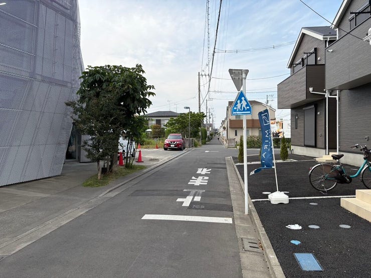 車の通りが比較的少なく、おうちの前で落ち着いて駐車ができる前面道路。見通しがよくすっきりとした空間で、周囲の街並みにも溶け込んでいます。毎日の帰宅時や、ご家族とのお出かけを穏やかに迎えられそうです。