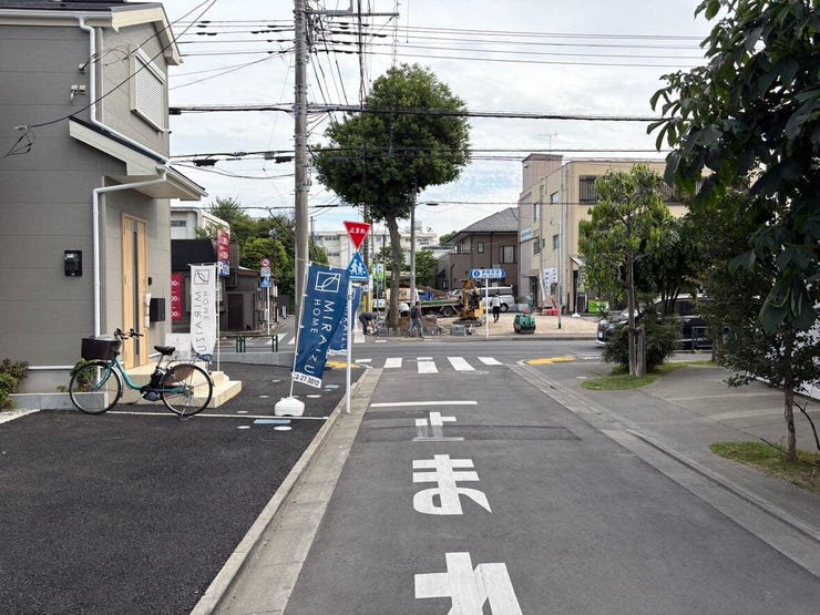 向こうまでまっすぐ見通せる、すっきりとした開放感のある前面道路。道幅にもゆとりがあるため、お車のすれ違いや駐車も落ち着いて行えます。お出かけや帰宅のたびに、どこかホッとする爽やかな周辺環境です。