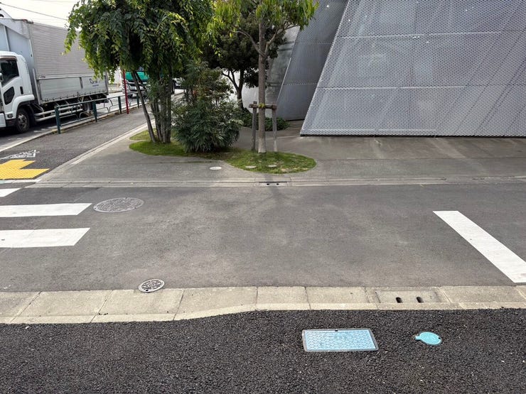 青空が広がり、のびのびとした開放感を味わえる平坦な前面道路。見通しが良いため小さなお子様とのお散歩も安心です。周囲は落ち着いた住宅街となっており、日々の暮らしを穏やかに過ごせそうな環境が整っています。