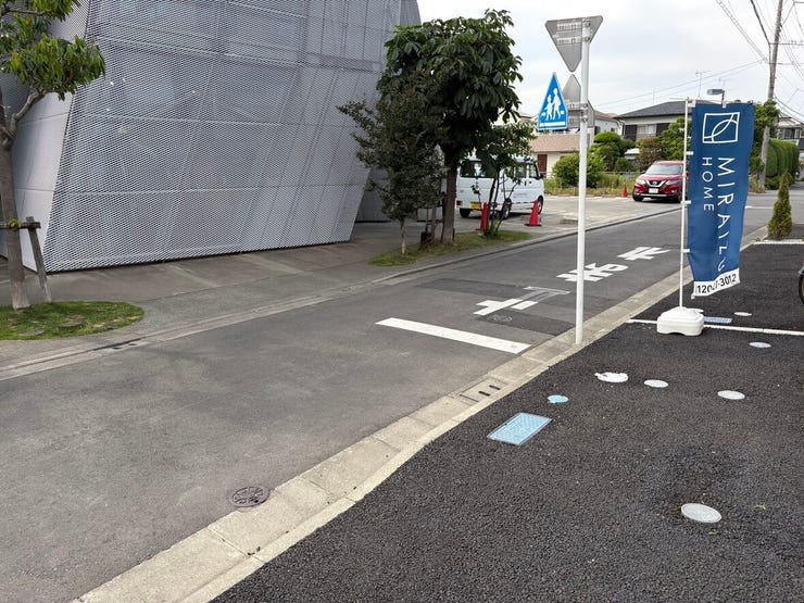 敷地と道路の境界がフラットに整備されており、お車の出し入れや駐車がスムーズに行えます。視界を遮る高い建物が近くにないため、圧迫感がありません。日々の送り迎えやお散歩も気持ちよくこなせそうです。