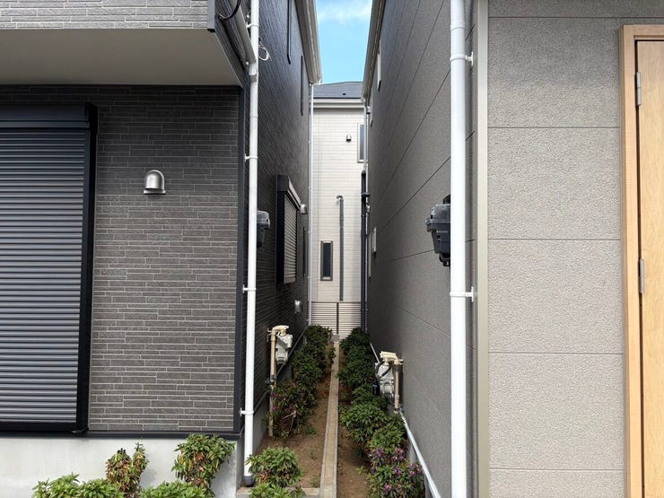 隣地との間には植栽が丁寧に並べられており、建物同士の距離が程よく保たれた配置。敷地内の細部まで美しく整えられている様子が伝わります。窓からのプライバシーにも配慮され、のびのびと心地よく暮らせそうです。