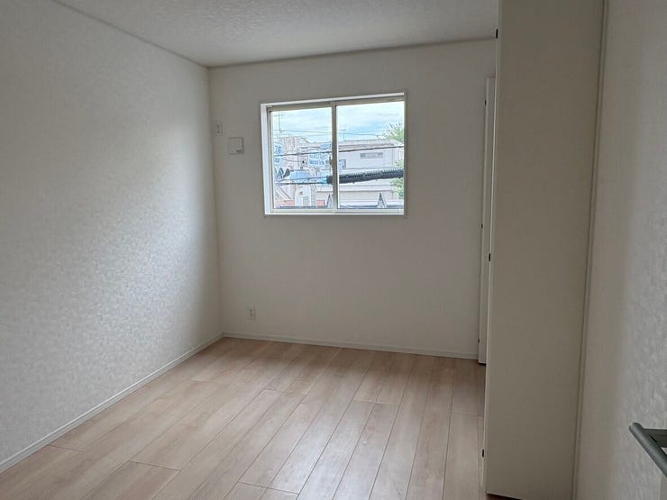 木の温もりがふんわりと広がる、2面採光の心地よい洋室。窓から差し込む自然光が、お部屋全体をやさしいグラデーションで満たします。風通しも良好で、休日の午後をゆったりと穏やかに過ごせそうな空間です。