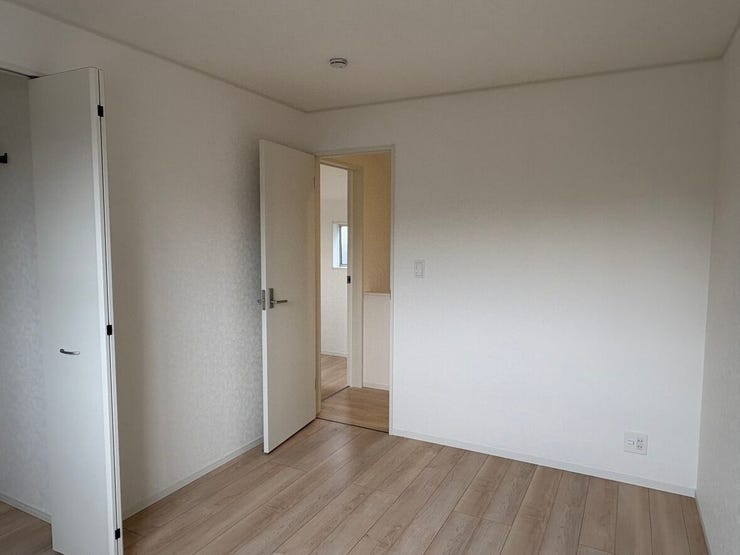 ホワイトの壁紙にダークカラーの建具が引き立つ、スタイリッシュな洋室。クローゼットが配置されており、お部屋をすっきりと保てます。インテリアのコーディネートを考える時間も楽しくなりそうな空間です。