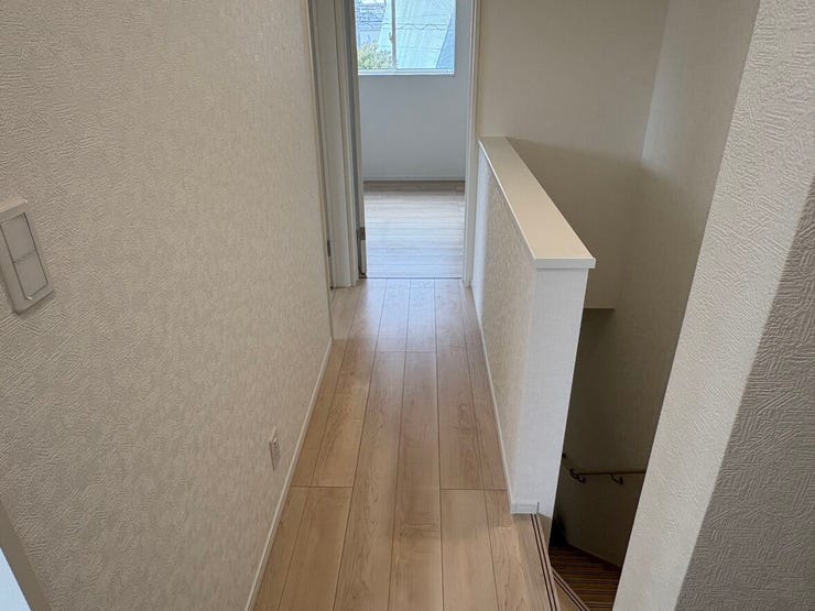 木目調のフローリングが奥へとまっすぐ続く、すっきりとした廊下。各居室や水回りへの動線がシンプルに配置されており、生活スペースをスムーズに行き来できます。毎日の移動が億劫にならない快適な間取りです。