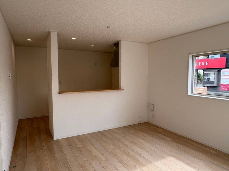 料理中もリビングで遊ぶお子様に目が届く、見守りやすい対面式キッチン。明るい木目調のフローリングが心地よい開放感を演出します。日々の暮らしを穏やかに過ごせそうな、ぬくもり溢れる住まいです。