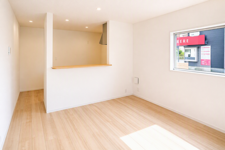 料理中もリビングで遊ぶお子様に目が届く、見守りやすい対面式キッチン。明るい木目調のフローリングが心地よい開放感を演出します。日々の暮らしを穏やかに過ごせそうな、ぬくもり溢れる住まいです。