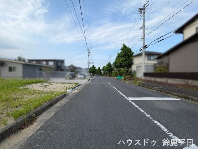【南東側幅員約7.0m前面道路】広々とした前面道路に面し、開放感のある立地です。(2026年7月18日 撮影)
