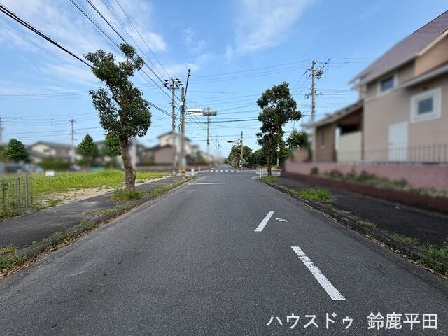 【南西側幅員約6.0m前面道路】小学校付近の道路に面し、通学時間を中心に児童や車の従来が見られます。
(2026年7月18日 撮影)
