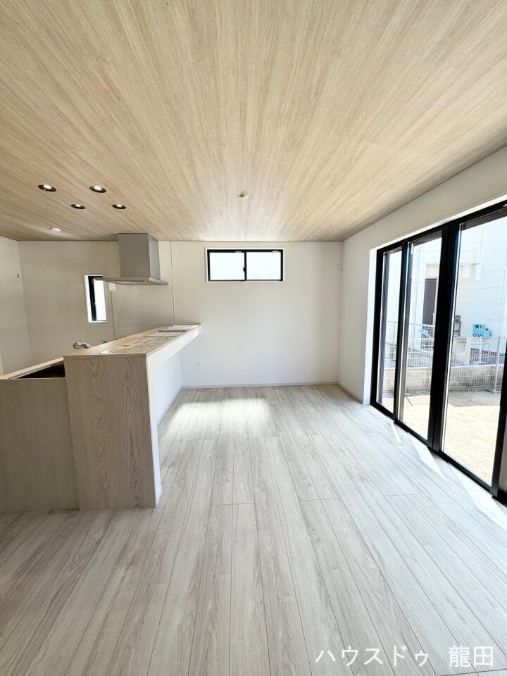 カウンターキッチンから広々リビングを一望!お料理中も子供の様子が見える、子育て世代に嬉しい間取り。