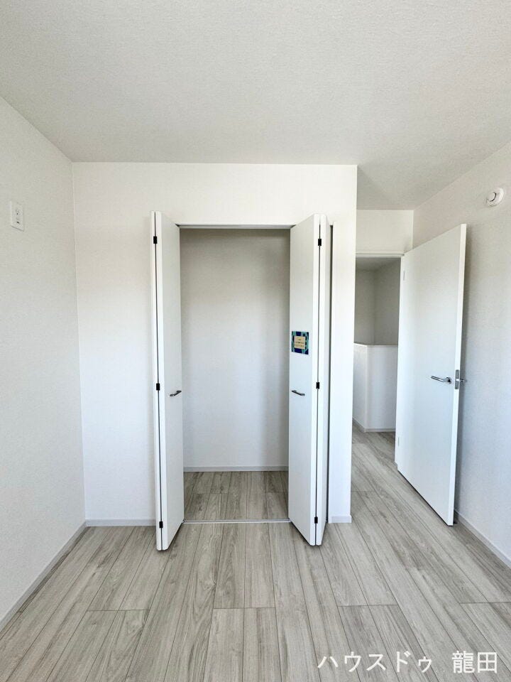 便利な備え付け収納があるからタンスいらず!お部屋を広く使えて、子供がのびのび遊べる空間が作れます。