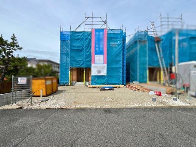 建物前は並列で3台停められる駐車場になります
(2026年5月24日 撮影)