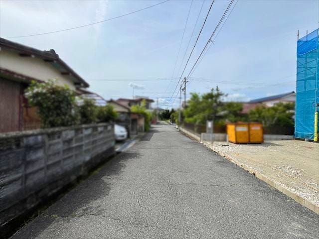 幅員約5.1mの前面道路です。2台の車がすれ違うことが出来る道幅です。車の出し入れもゆったりとする事が出来ます。
(2026年5月24日 撮影)