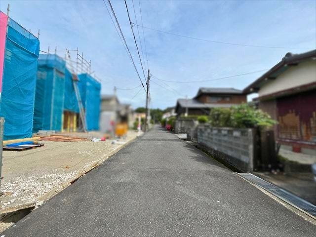幅員約5.1mの前面道路です。車がすれ違える道幅です。車1台とベビーカーですれ違っても余裕のある道幅は安心ですね。
(2026年5月24日 撮影)