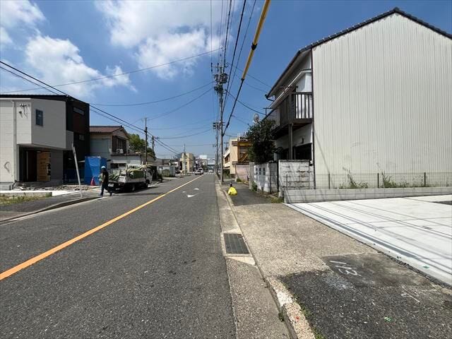 南側前面道路です。歩道があるのでお子様の通学も安心ですね。この道路沿いに「ファミリーマート名古屋大磯通店」があり買い物に便利♪