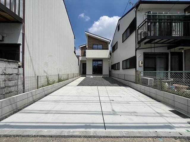 小学校まで徒歩約3分、中学校まで徒歩約7分と、お子様の通学や学校行事も歩いてらくらくです♪