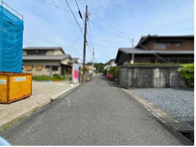 幅員約5.1mの前面道路です。2台の車がすれ違うことが出来る道幅です。車の出し入れもゆったりとする事が出来ます。
(2026年5月24日 撮影)