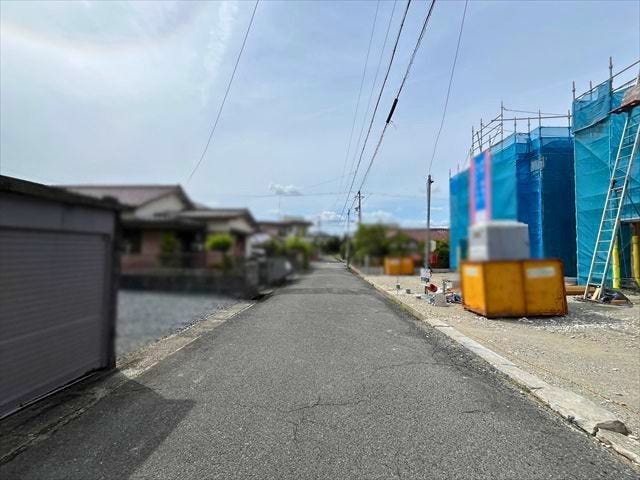 幅員約5.1mの前面道路です。お子様と手を繋いで歩いている横を車が通り抜けれる道幅となっています。安心してお子様と一緒にお出掛けする事が出来ます。
(2026年5月24日 撮影)