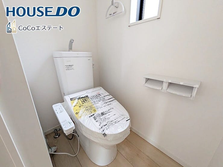 □■トイレ■□
温水洗浄便座付きトイレ♪
冬場や冷え込む時期にもお尻を温かく快適に保ちます。
また、汚れにくく掃除しやすい設備です。