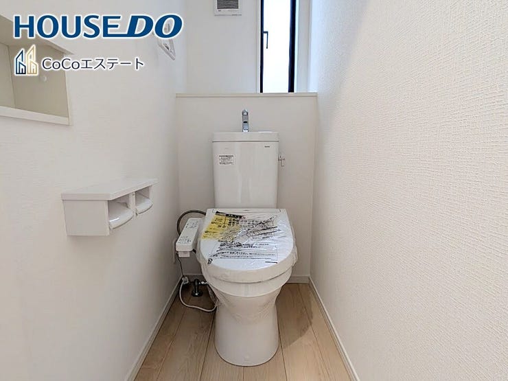 □■トイレ■□
温水洗浄便座付きトイレ♪
冬場や冷え込む時期にもお尻を温かく快適に保ちます。
また、汚れにくく掃除しやすい設備です。