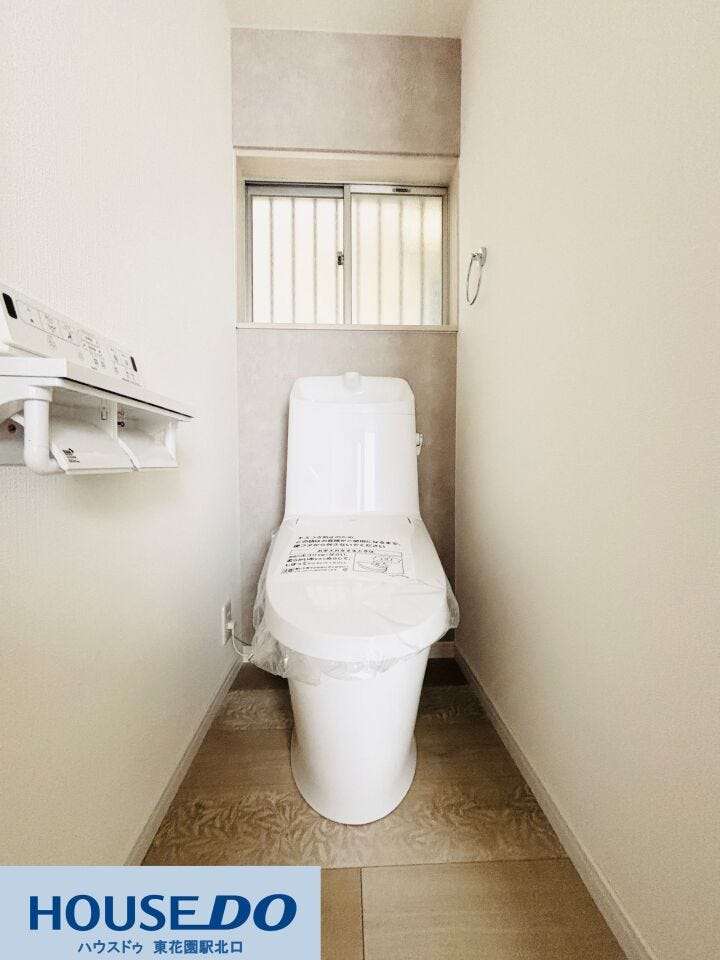 温水洗浄便座付きの清潔感あるトイレです☆背面のアクセントクロスが落ち着いた印象を与えてくれます!小窓がついているため換気もしやすく、いつでも空気が入れ替えられる心地よい空間になっています♪