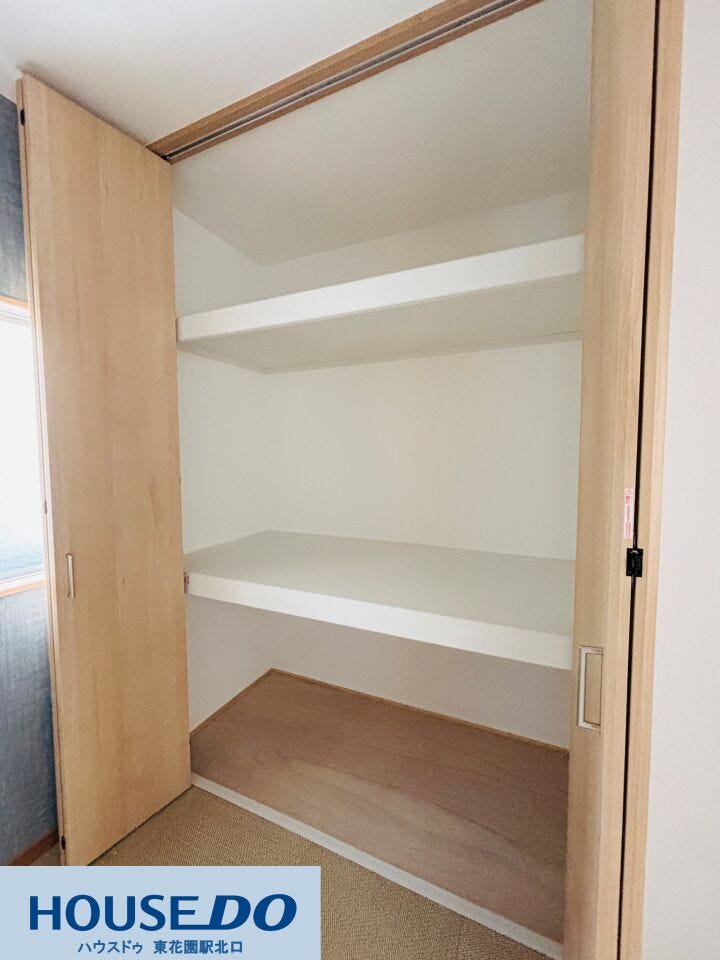 奥行きがしっかり確保されており大きな荷物も楽々収納できる頼もしいスペースです!畳のお部屋に馴染む木目調の扉が室内の雰囲気を壊さず実用性を高めています☆荷物が多くてもこれならお部屋がすっきり片付きます♪