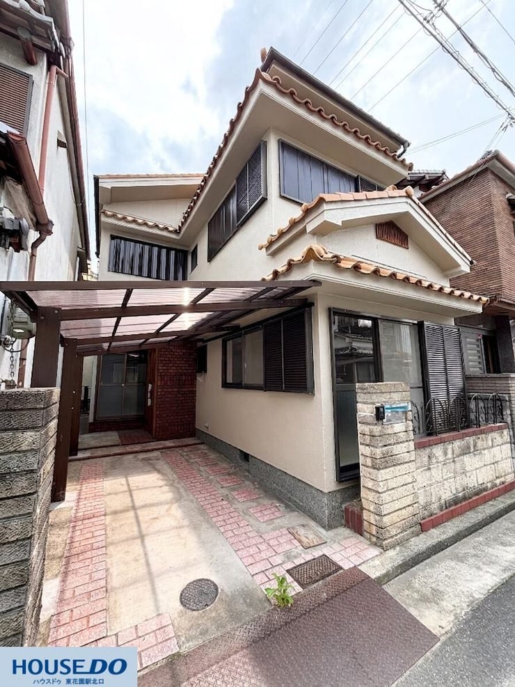 落ち着いた色合いの瓦屋根と、明るい外壁が調和した和洋折衷のデザインです!2階建てのしっかりとした造りで、窓が多く配置されているため、室内への採光も期待できます☆