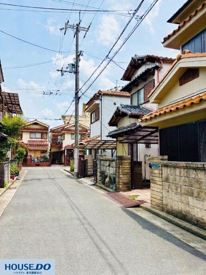 青空が広がる開放的な街並みは、静かで落ち着いた住環境を求める方にぴったりです!前面道路は視認性が良く、近隣にお住まいの方以外の通行が少ないため、小さなお子様がいるご家庭でも安心感があります♪