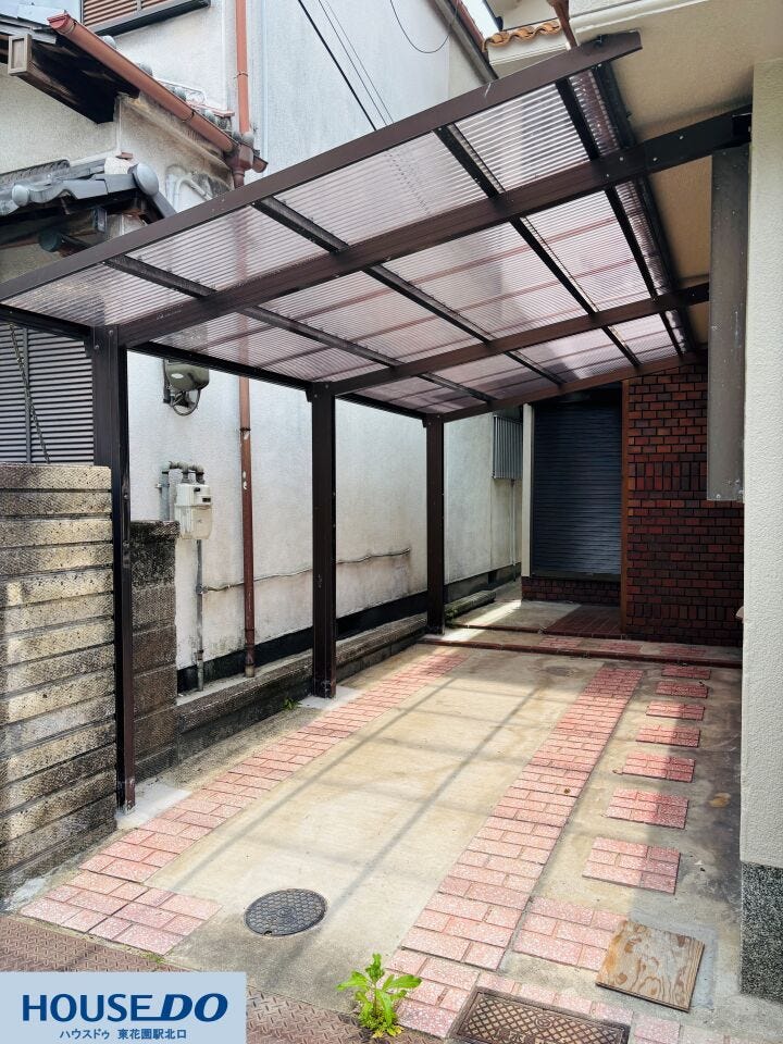 屋根付きのガレージスペースが確保されており、大切な愛車を雨や紫外線から守ることができます☆足元にはお洒落なレンガ調のタイルが敷き詰められ、実用性だけでなくデザイン性にもこだわりが感じられる設計です!