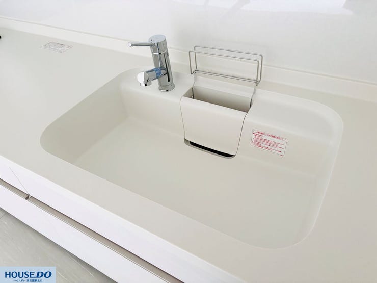 継ぎ目のない滑らかなデザインのシンクで、汚れが溜まりにくく清潔に使えます☆洗剤ラックなどの細かな配慮もあり、広々としたスペースでお皿洗いもストレスなく進められそうです!