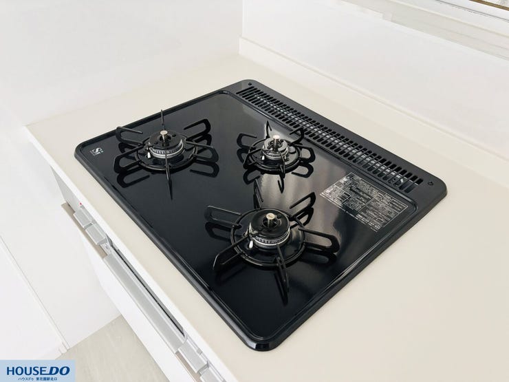 お料理の幅が広がる3口コンロを採用しています!フラットなトッププレートはお手入れも簡単で、サッと拭くだけで綺麗に保てるのが嬉しいポイント☆毎日のお料理タイムがよりスムーズに捗ります♪