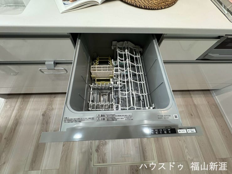 毎日の家事をサポートしてくれる食器洗乾燥機付です。共働きで時間のないママパパの強い味方です!