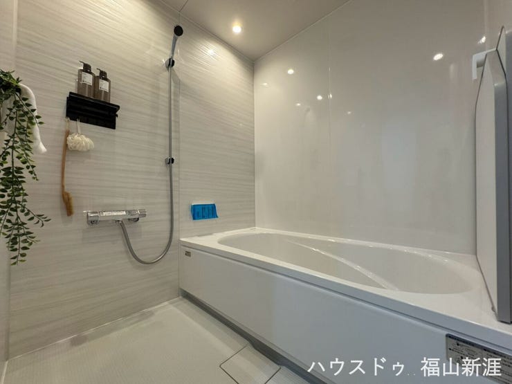 広々とした浴槽になっております。また、生活同線をしっかり考えられた間取りになっておりますので、とても生活しやすいですね。